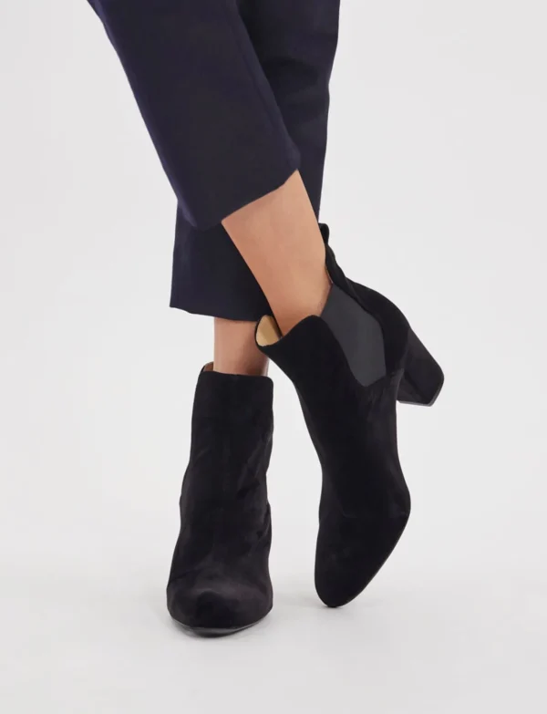 Cheap Ines de la Fressange Paris Chelsea boots with heel, black velvet